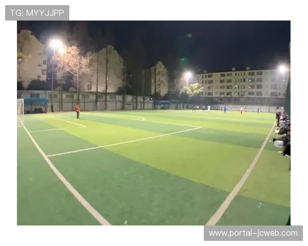 社区足球场开放时间延长,夜间照明设施全覆盖 社区足球场开放时间延长,夜间照明设施全覆盖