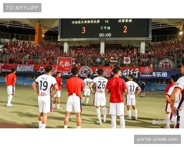 花絮：比赛用球被踢上看台，小球童飞奔取回新球获主场球迷掌声